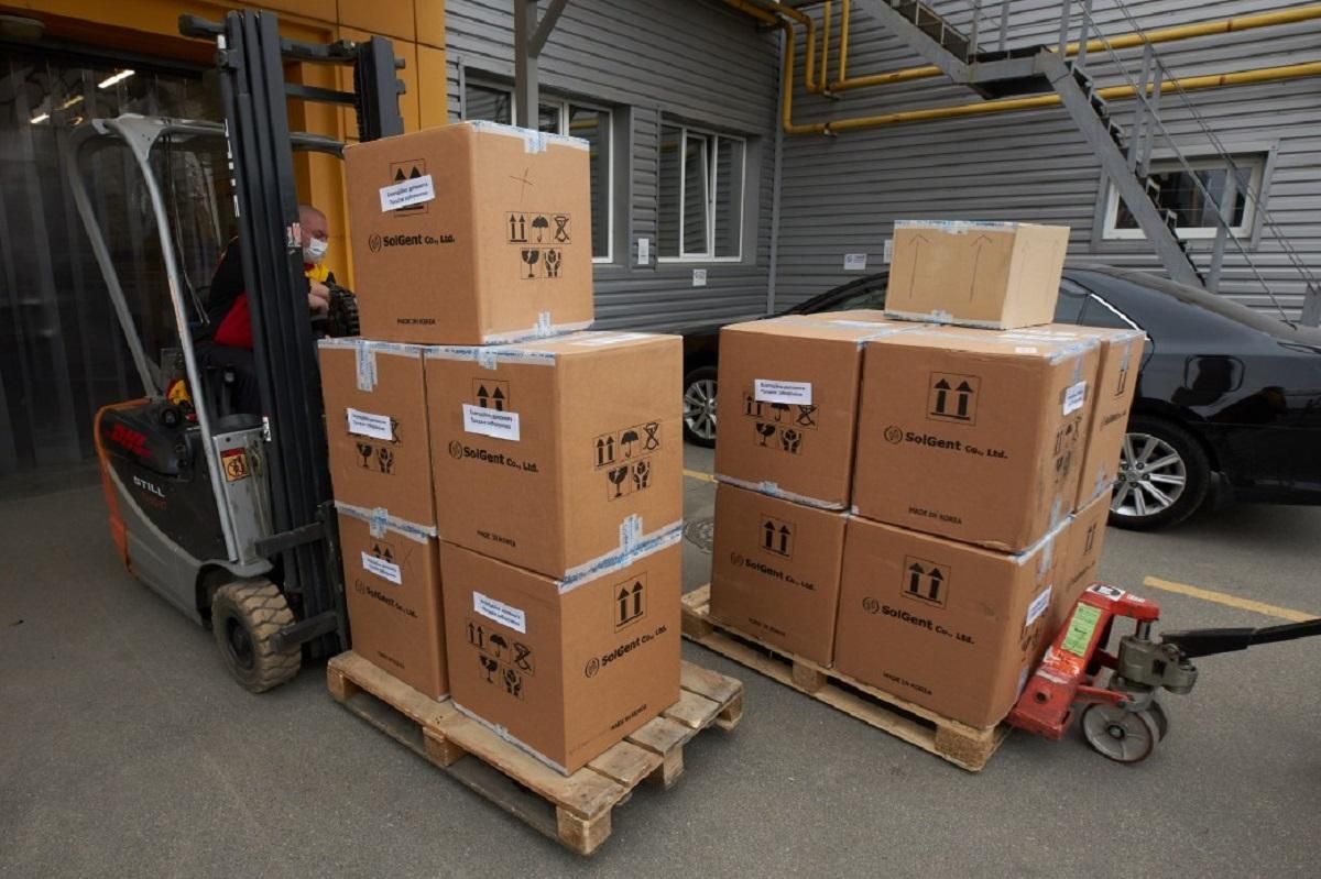 В Україну прибули 100 тисяч ПЛР-тестів із Південної Кореї В Україну прибули 100 тисяч ПЛР-тестів із Південної Кореї