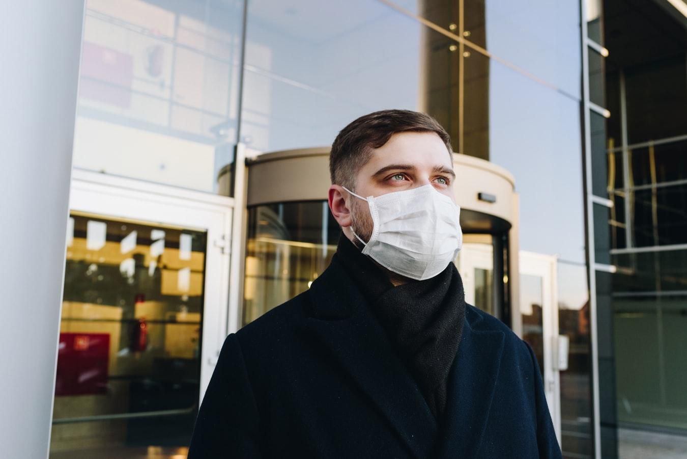Українців можуть зобов'язати носити маски та обмежити кількість людей на вулиці