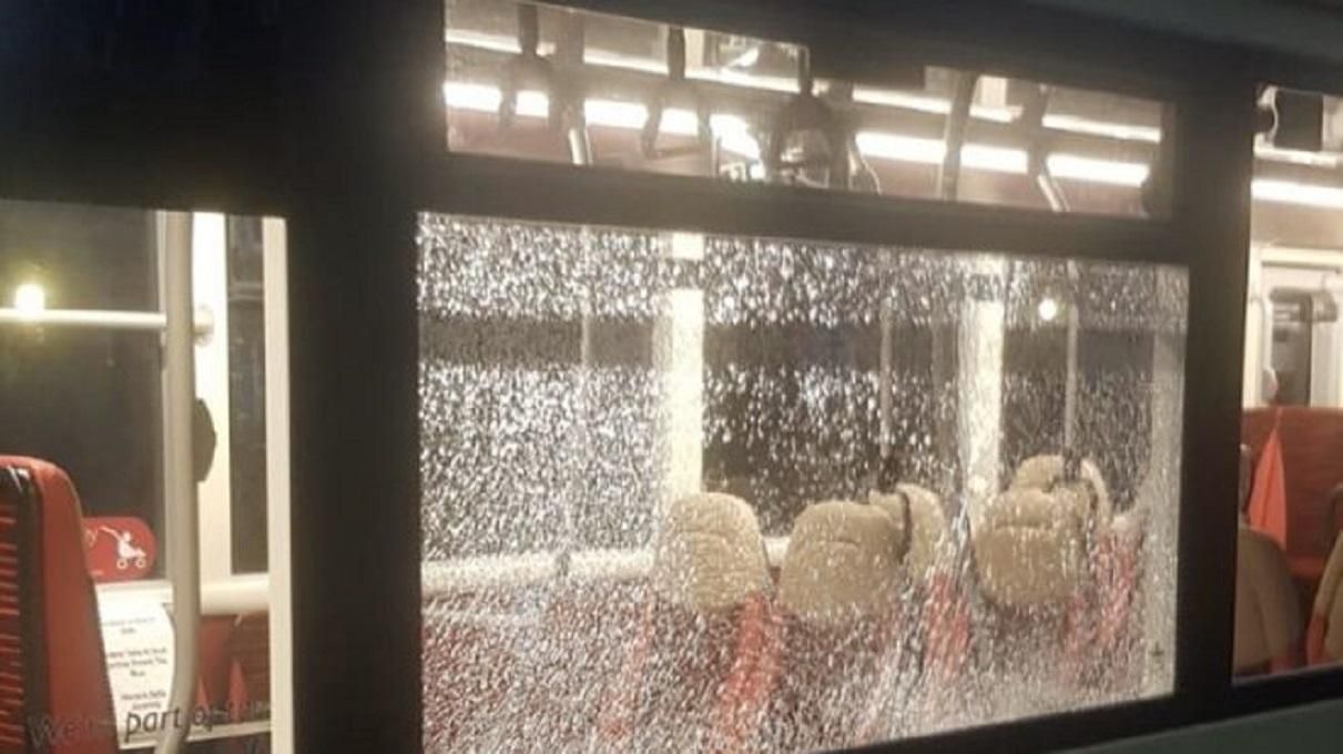 У Великобританії вандали розбили вікна в автобусах, які перевозили медпрацівників