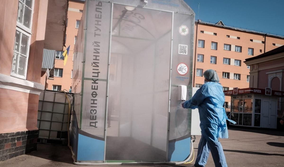 На Буковині біля лікарні встановили спеціальний тунель, який вбиває віруси: фото, відео