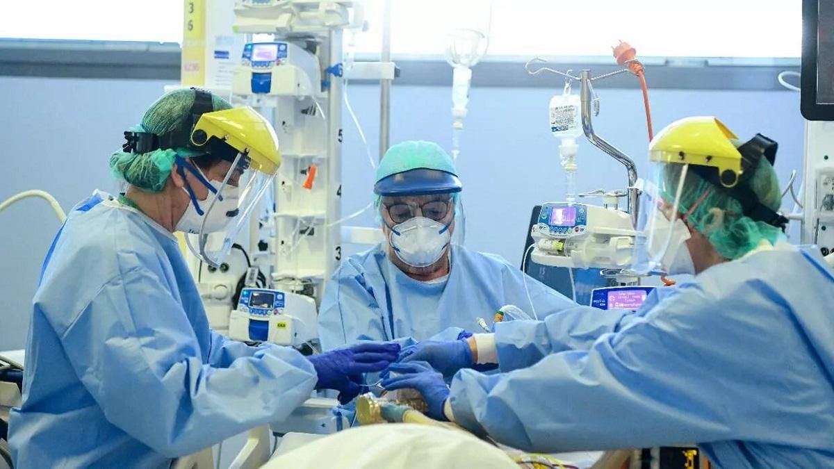 Помоги врачам: Минздрав призывает побыть дома "еще немного" – видео