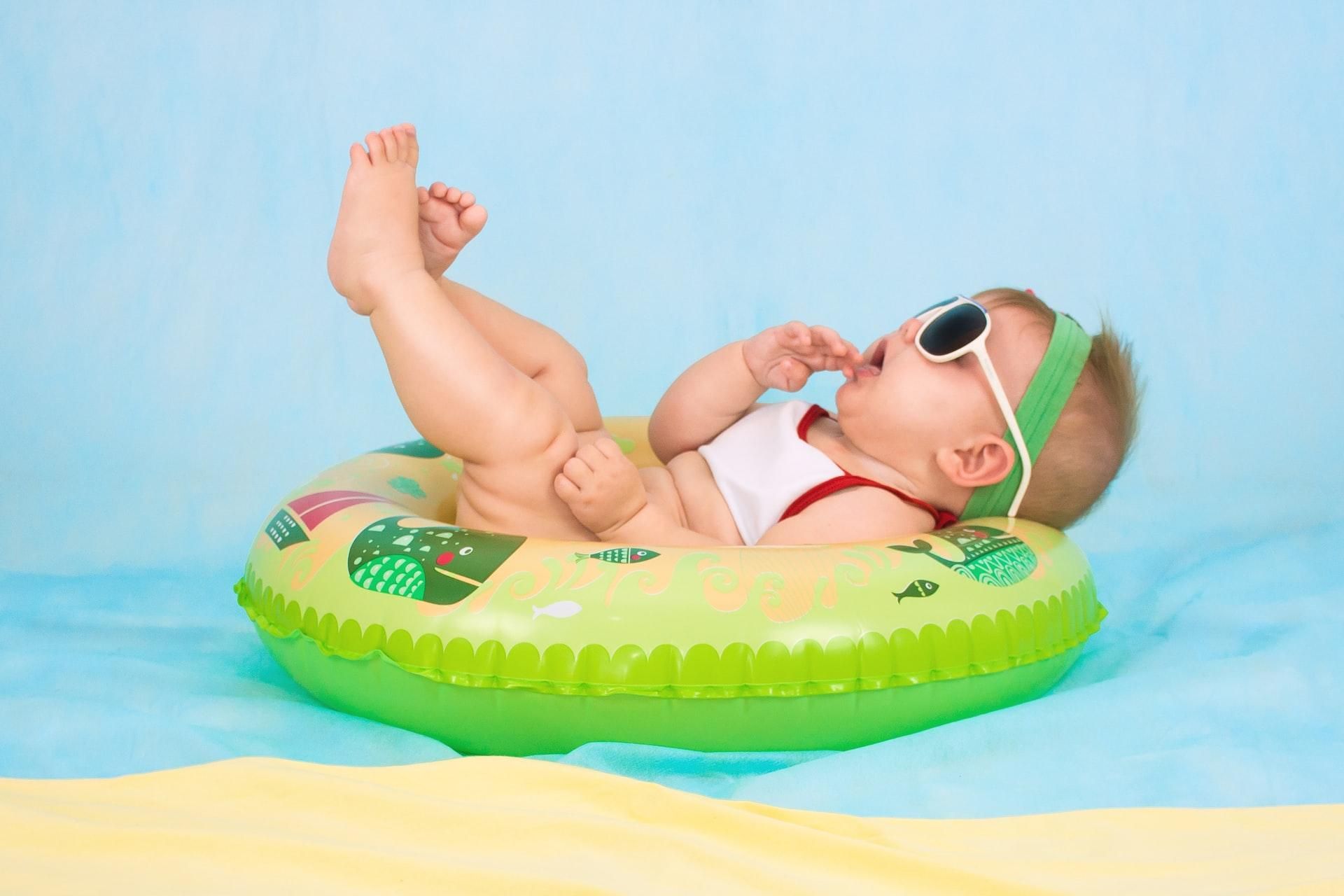 10 мифов о купании детей, в которые лучше не верить