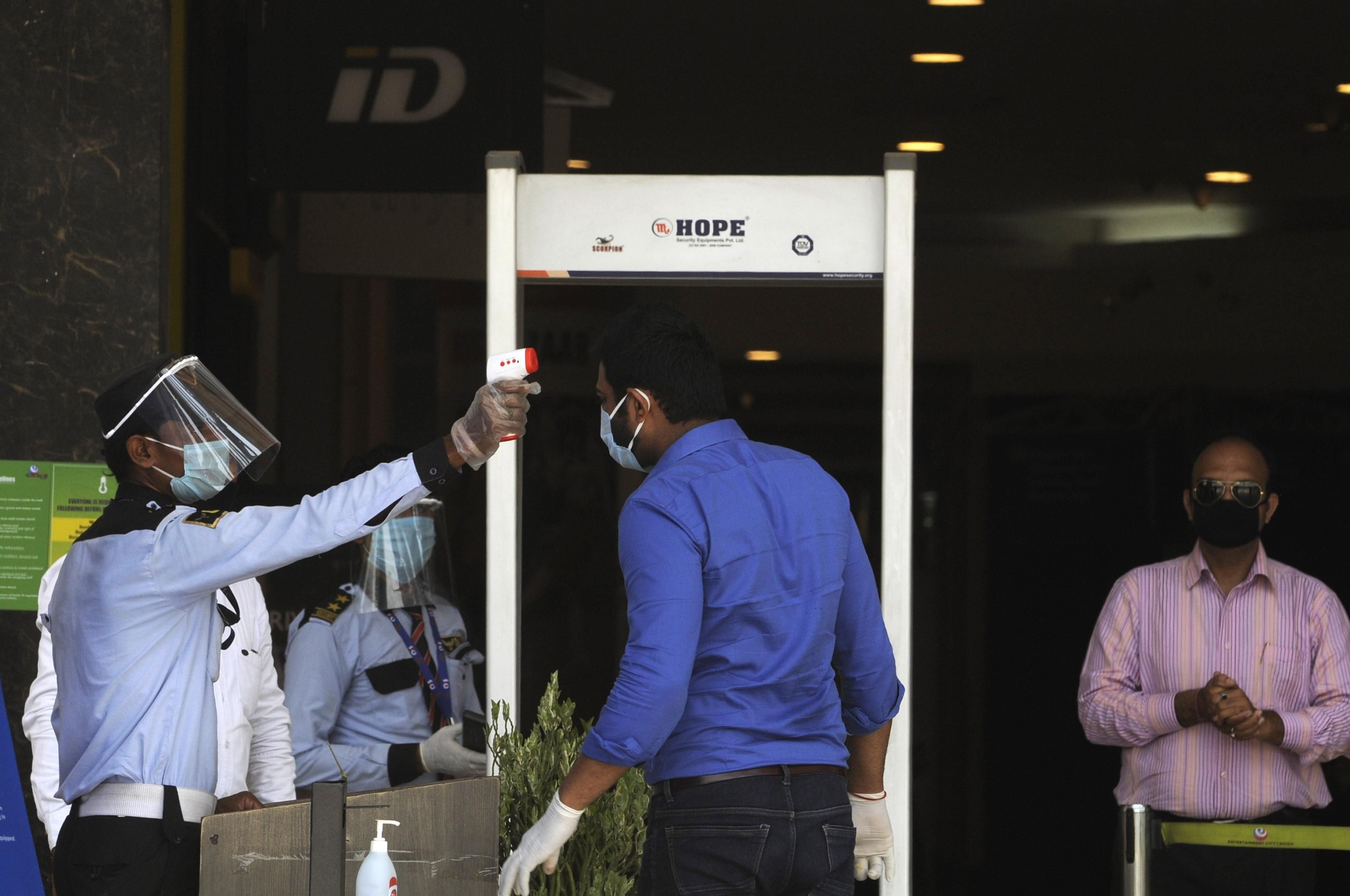 Чоловік в Індії, який "лікував" від COVID-19 поцілунками, помер від коронавірусу Чоловік в Індії, який "лікував" від COVID-19 поцілунками, помер від коронавірусу