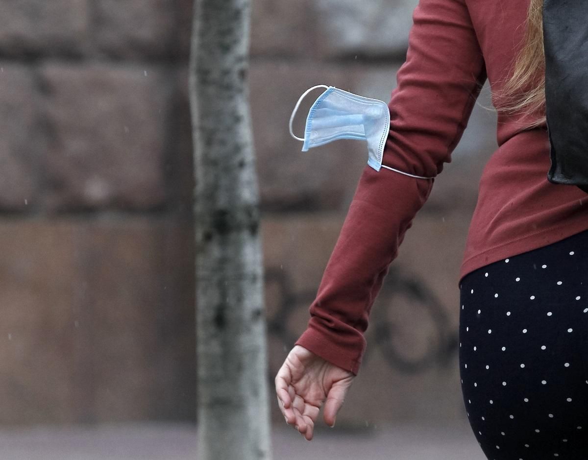 Кількість хворих на COVID-19 зростає через неправильне носіння масок Кількість хворих на COVID-19 зростає через неправильне носіння масок