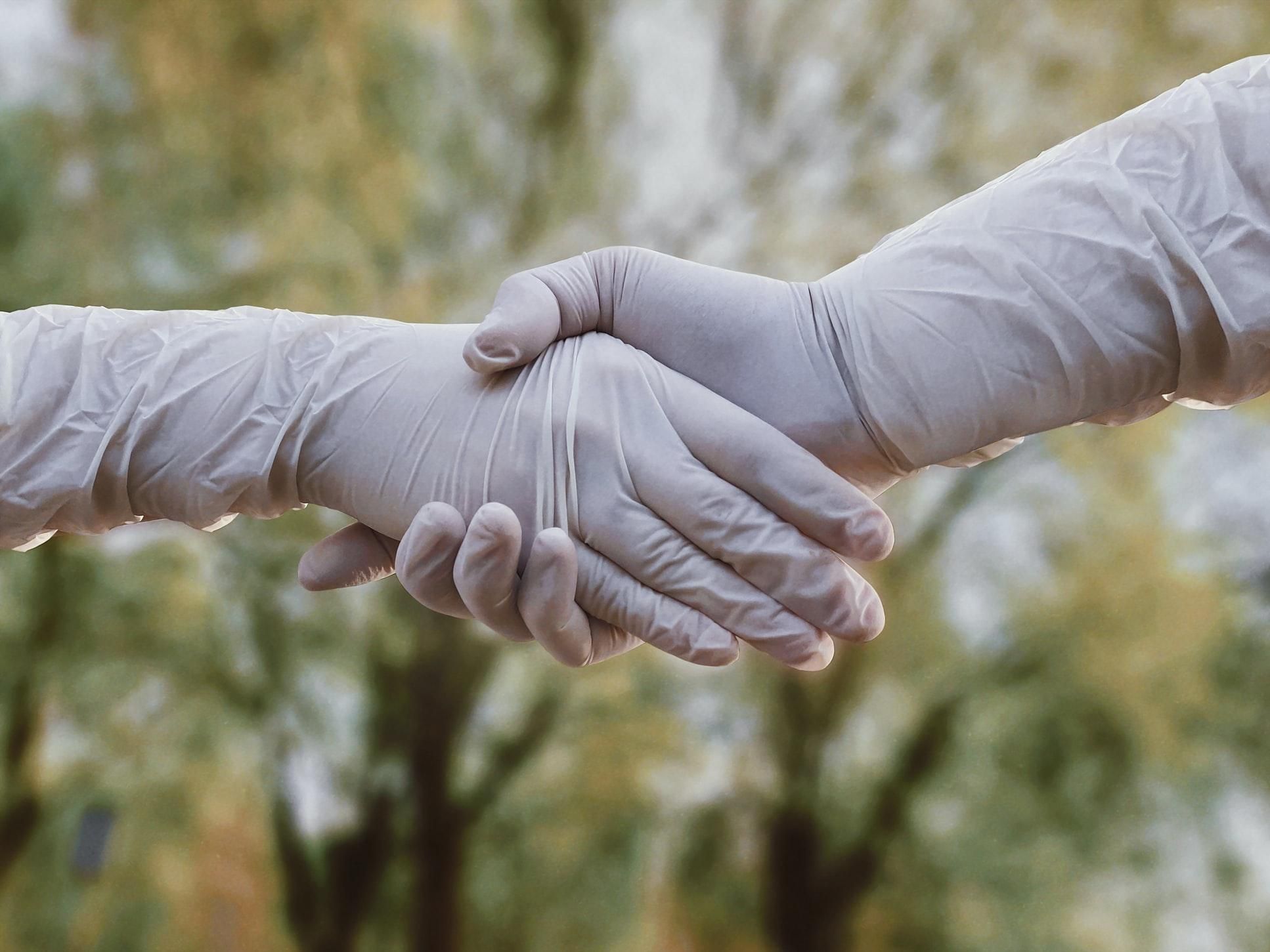 Чи треба носити рукавички, щоб захиститись від коронавірусу: відповідь МОЗ