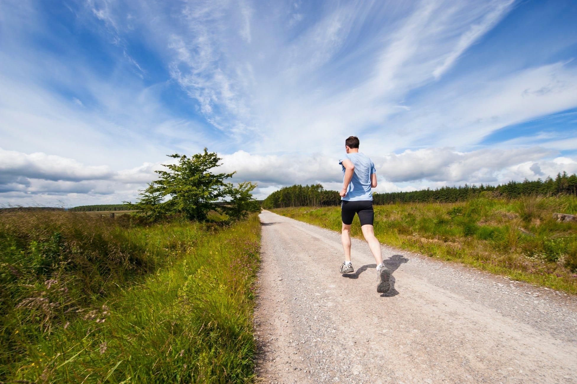 Як правильно бігати влітку без шкоди для здоров'я: важливі поради від лікарки-марафонки