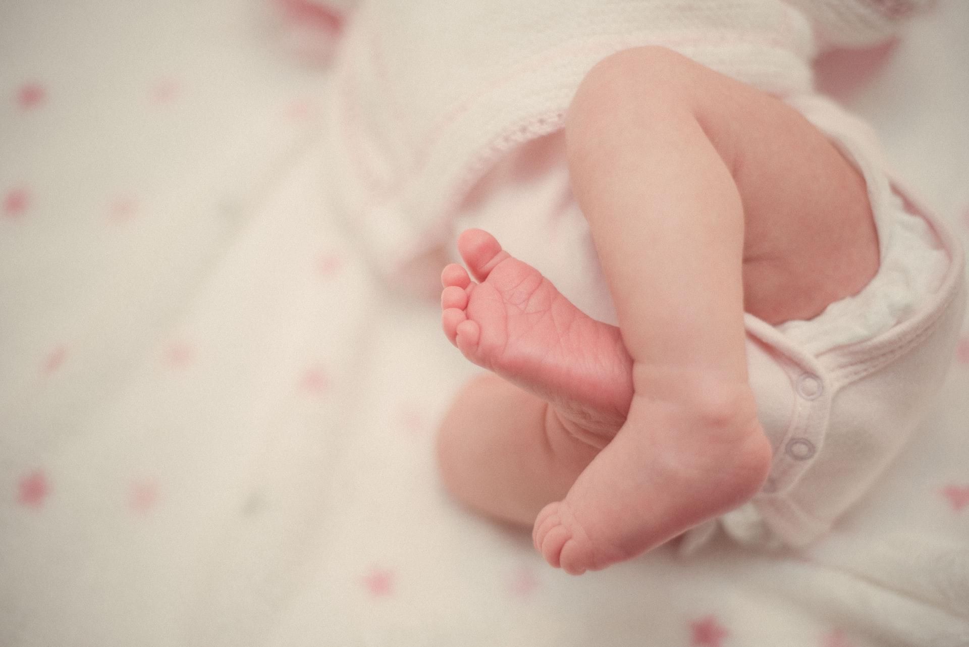У новорожденных тройняшек обнаружили коронавирус