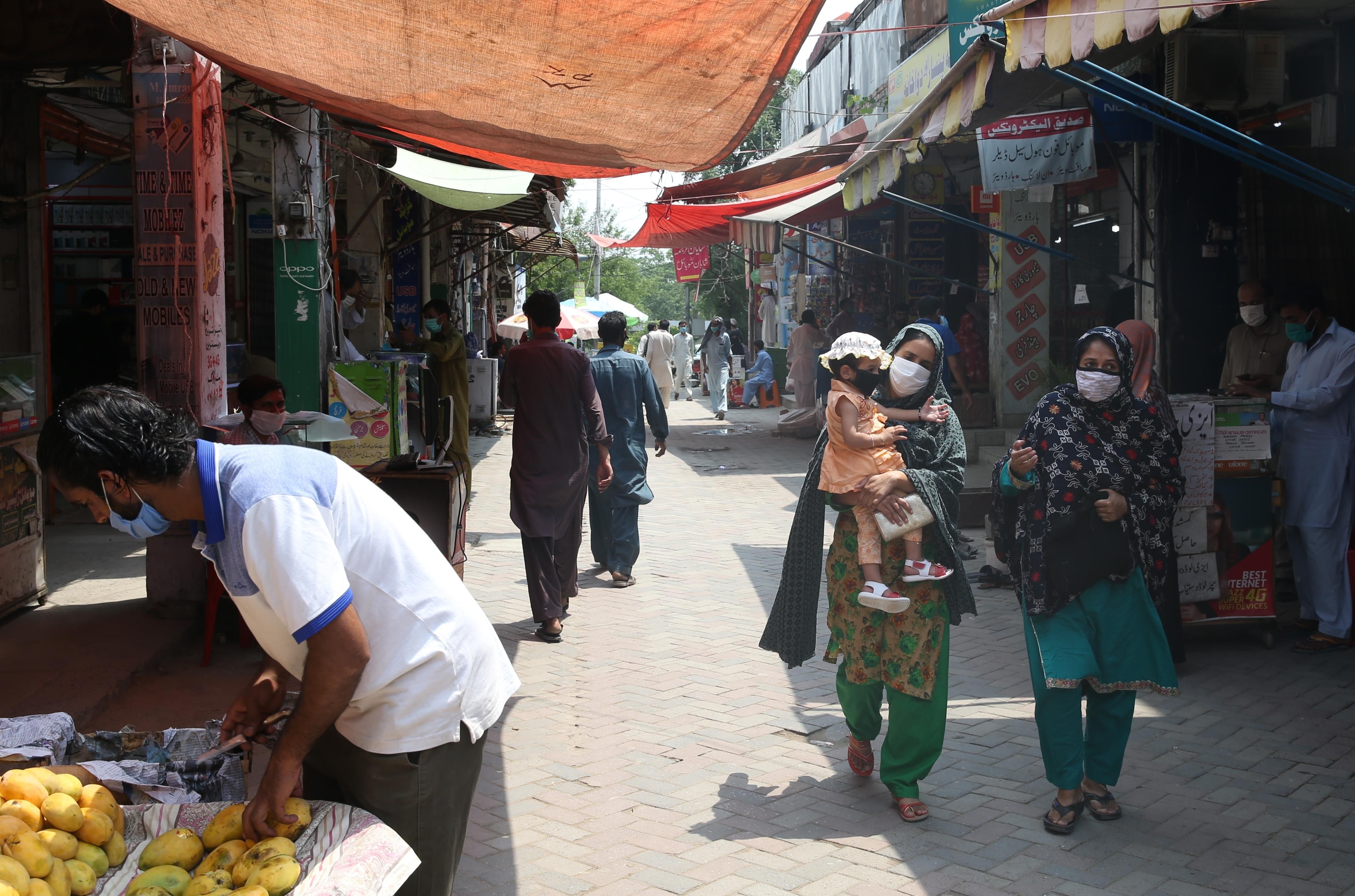 В Пакистане на черном рынке продают кровь людей, которые переболели COVID-19