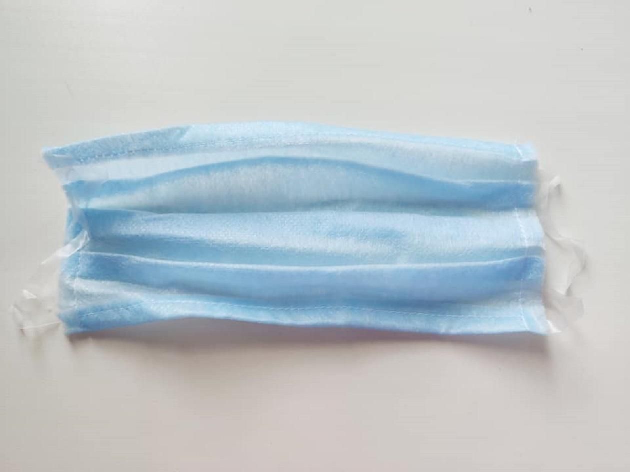 Щось середнє між шкарпетками і респіратором: український медик показав маски, виділені державою Щось середнє між шкарпетками і респіратором: український медик показав маски, виділені державою