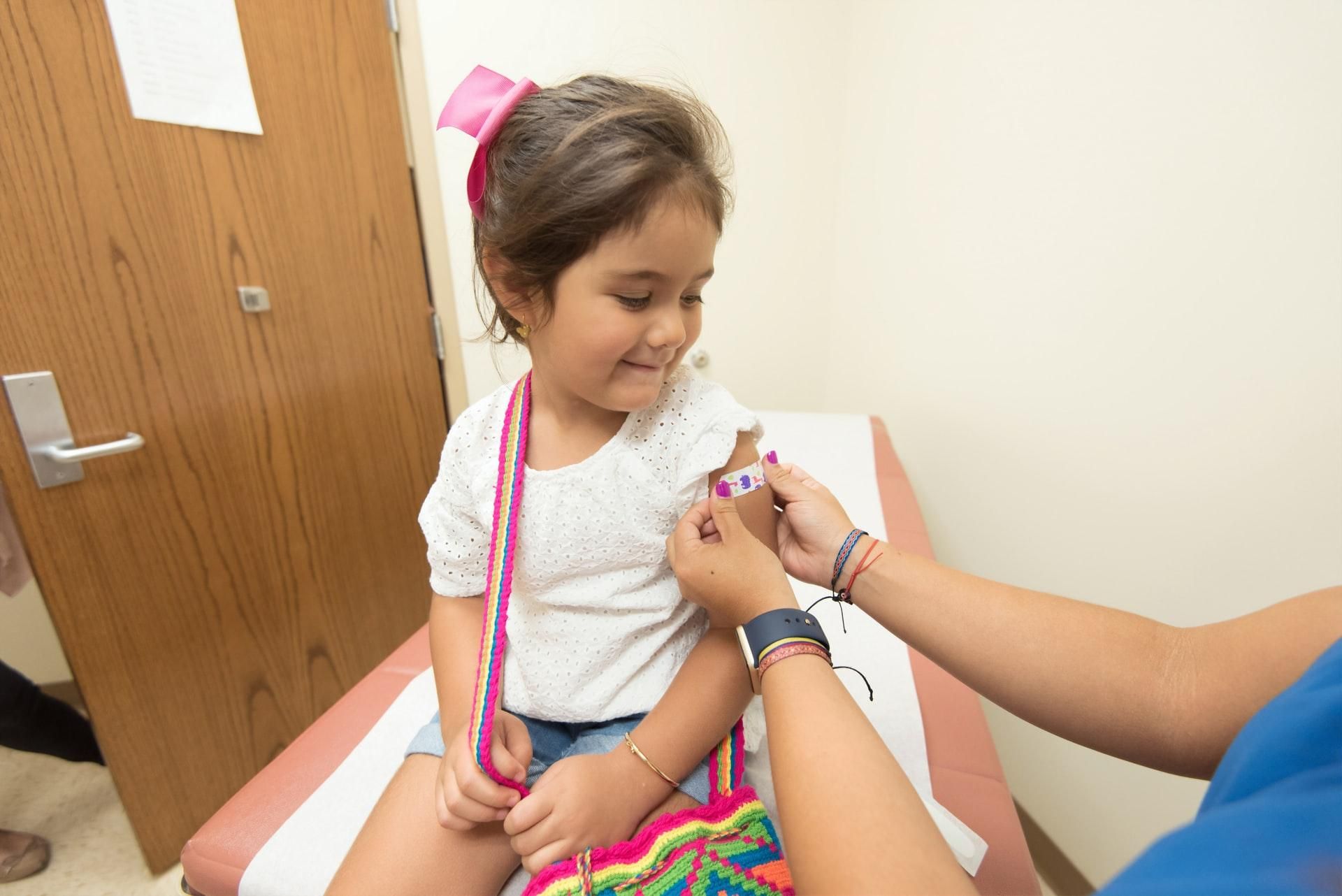 Побочные реакции после вакцинации не влияют на развитие ребенка: исследование