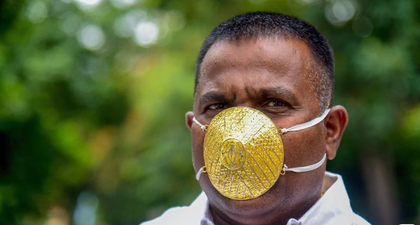 Из золота: в Индии бизнесмен надеется, что его особая маска защитит от COVID-19