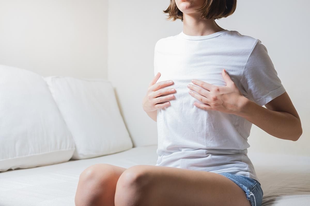 Женское здоровье: Почему болит грудь перед месячными