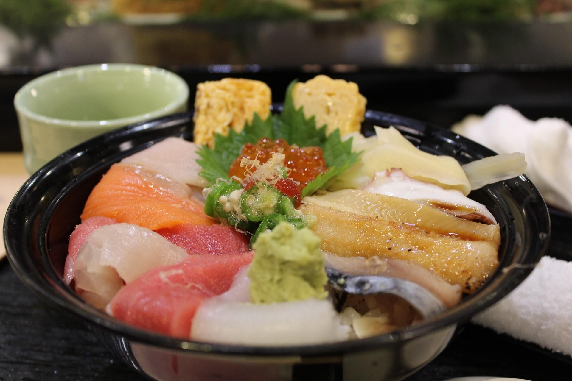 Після споживання сирої риби у японки в горлі паразитував довгий хробак: фото 