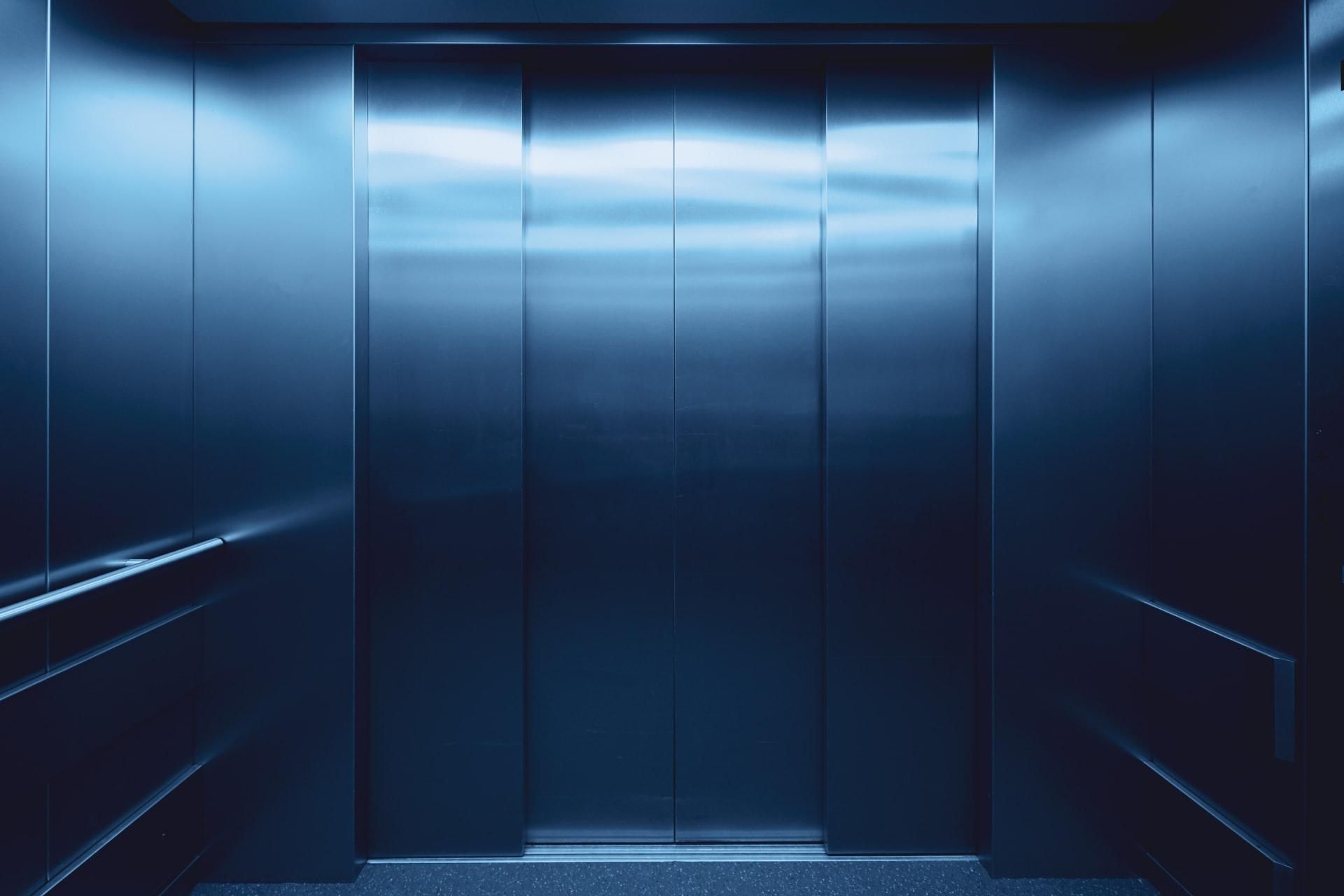 Женщина за одну поездку в лифте заразила 71 человека