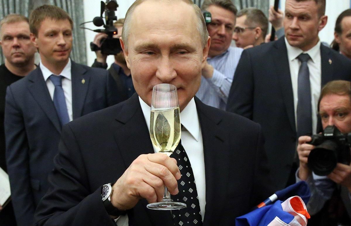 Россия зарегистрировала вакцину от COVID-19: ее уже ввели дочери Путина Россия зарегистрировала вакцину от COVID-19: ее уже ввели дочери Путина