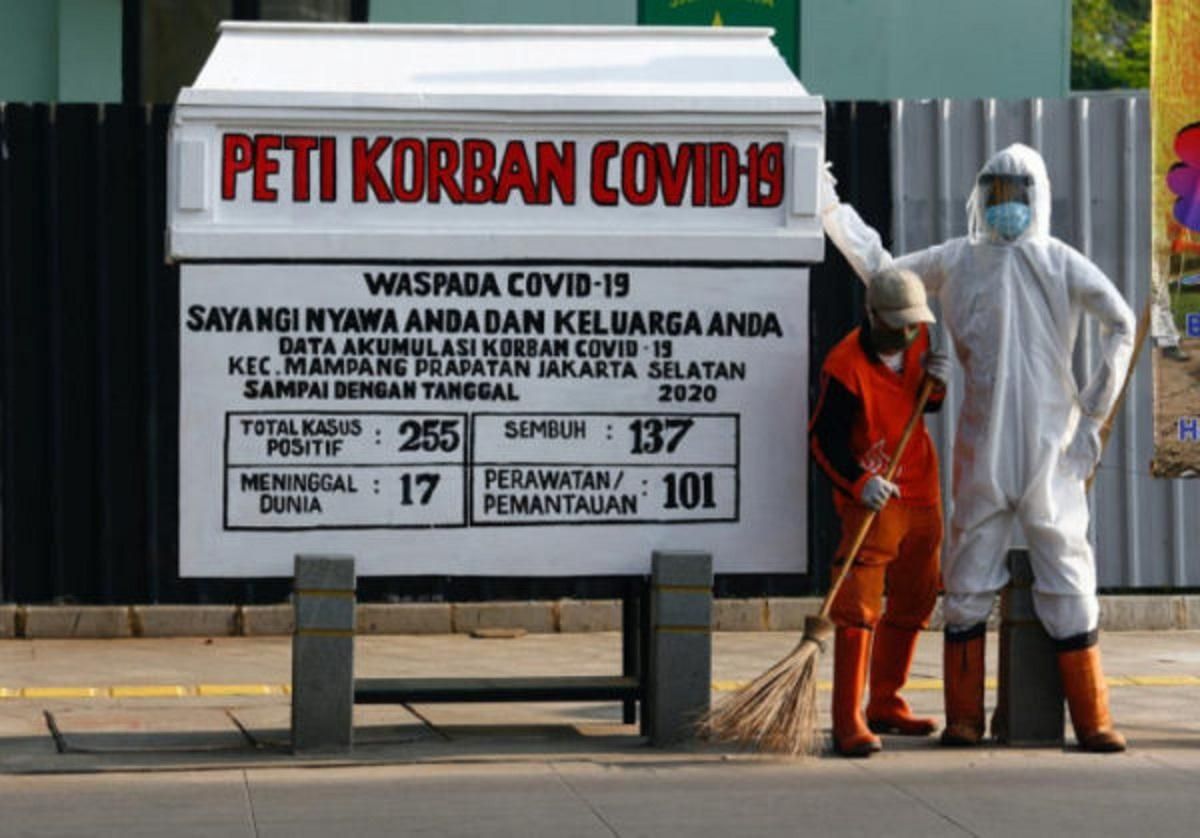 ​​У столиці Індонезії встановили труну, щоб люди серйозніше ставилися до COVID-19