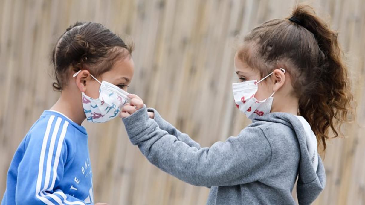 Чи потрібно дітям носити маски від коронавірусу: ВООЗ оновила рекомендації
