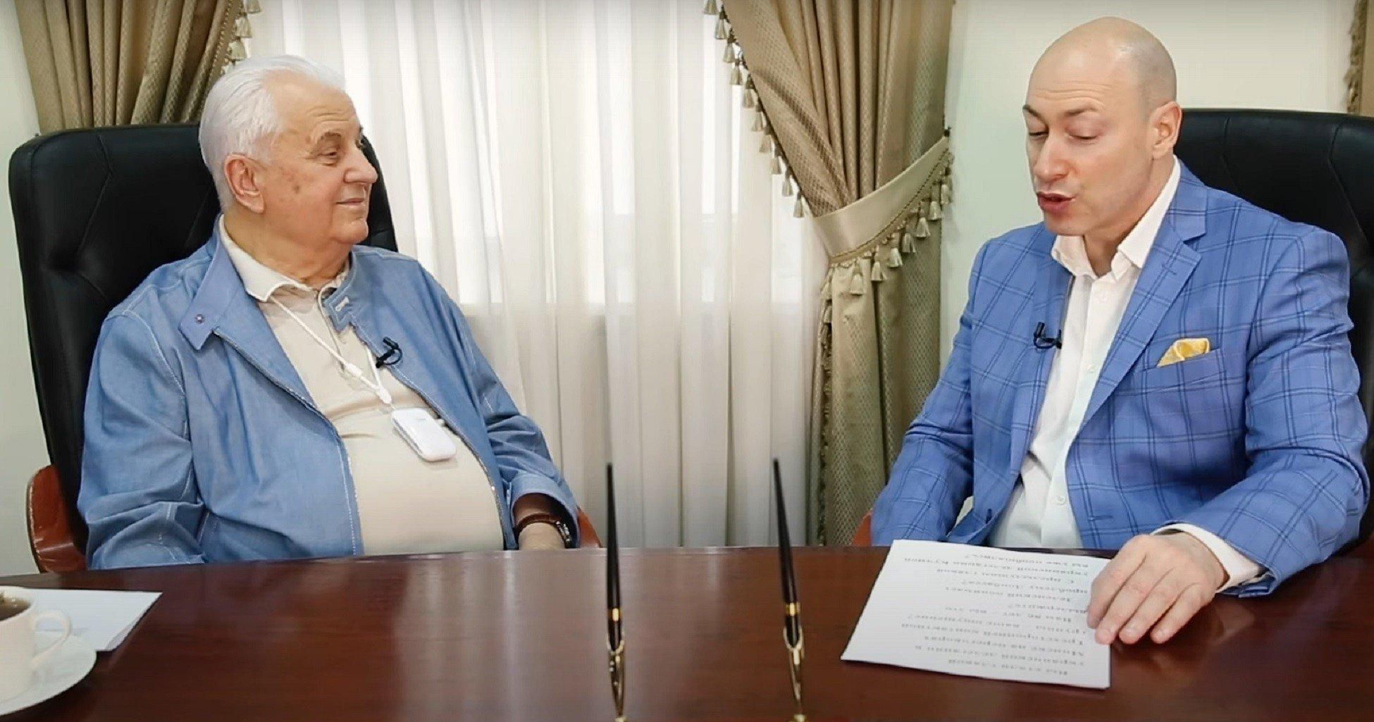 Кравчук показал, как защищается от коронавируса Кравчук показал, как защищается от коронавируса