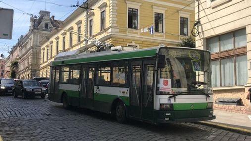 В Черновцах не курсирует общественный транспорт: полиция останавливает и высаживает пассажиров