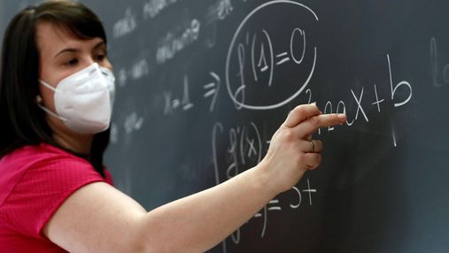 Вчителі у підвищеній зоні ризику: освітяни просять уряд страхувати педагогів