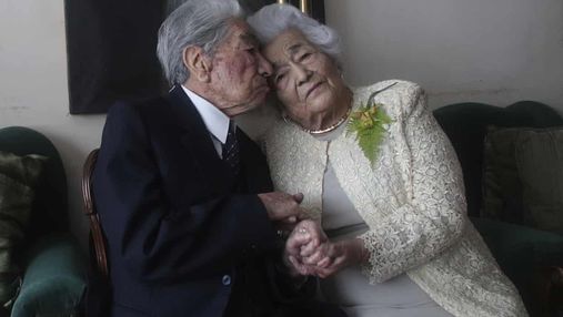На двоих 215 лет: супруги из Эквадора стали самой старой парой в мире