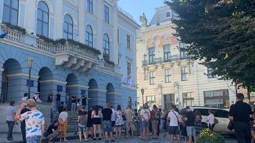 В Черновцах протестуют против усиления карантина: детали, фото