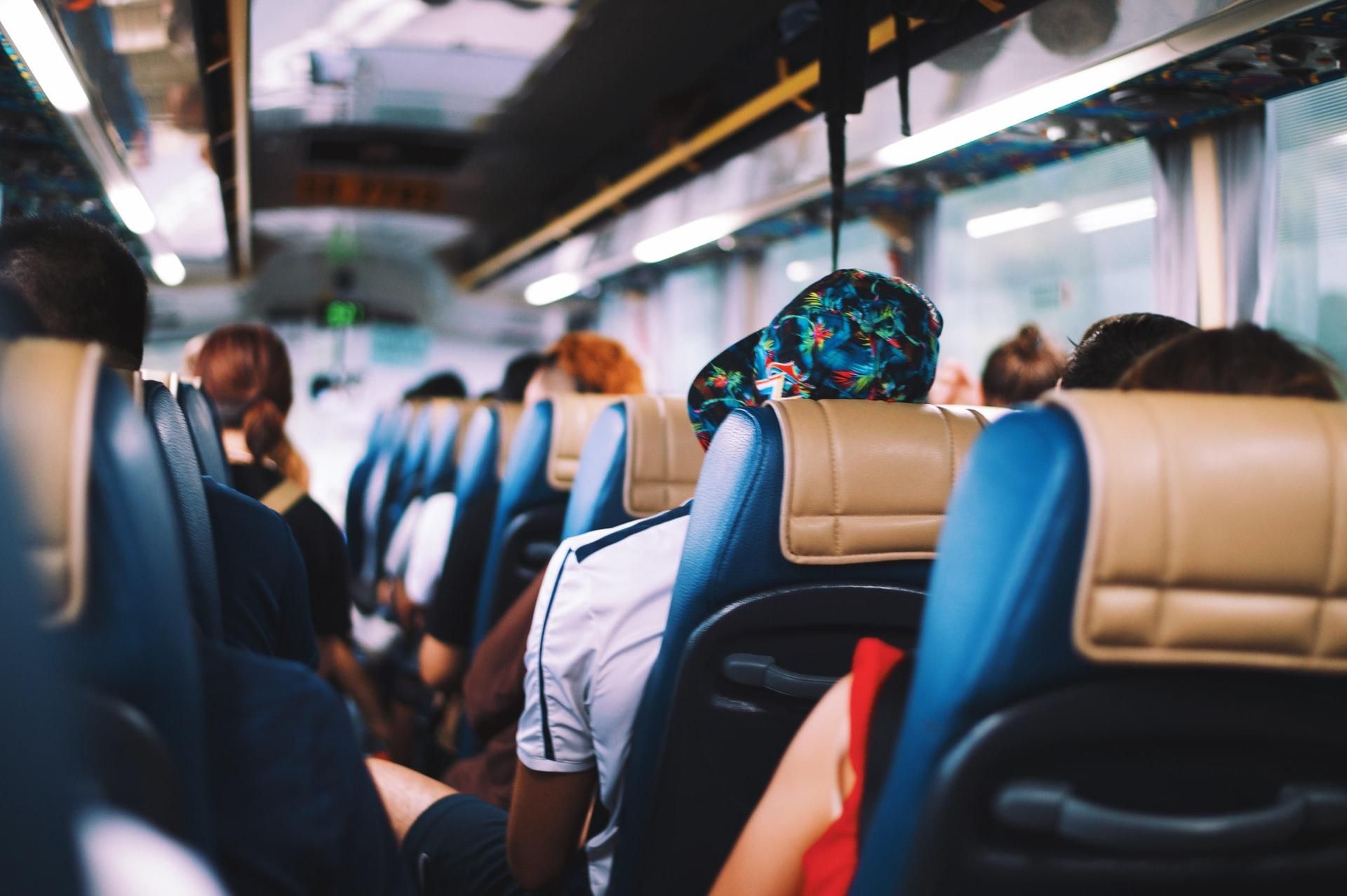 В автобусі одна хвора на коронавірус людина заразила десятки інших пасажирів 