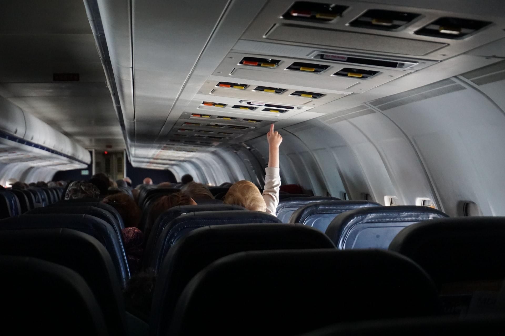 Стюардеса показала найбрудніші місця у літаку, які не дезінфікують: відео