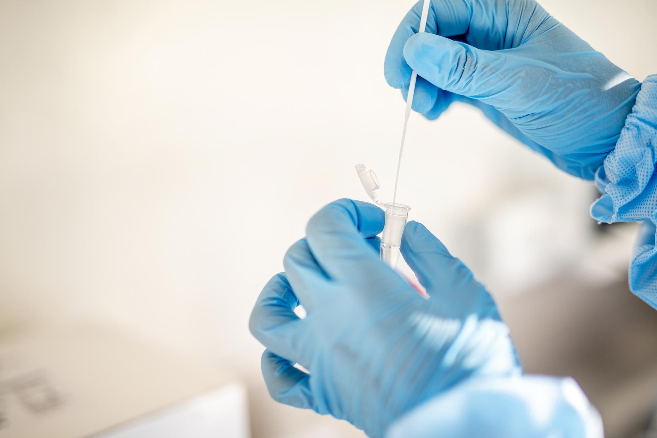 Вакцина у вигляді спрею: у Британії випробують інгаляційні щеплення проти COVID-19