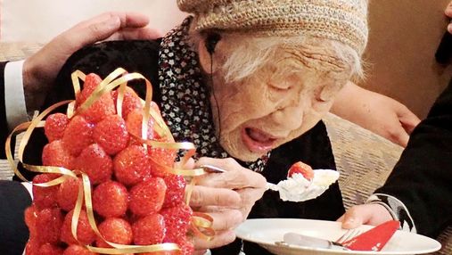 Самая старая женщина мира побила очередной рекорд, отпраздновала это шоколадом и кока-колой