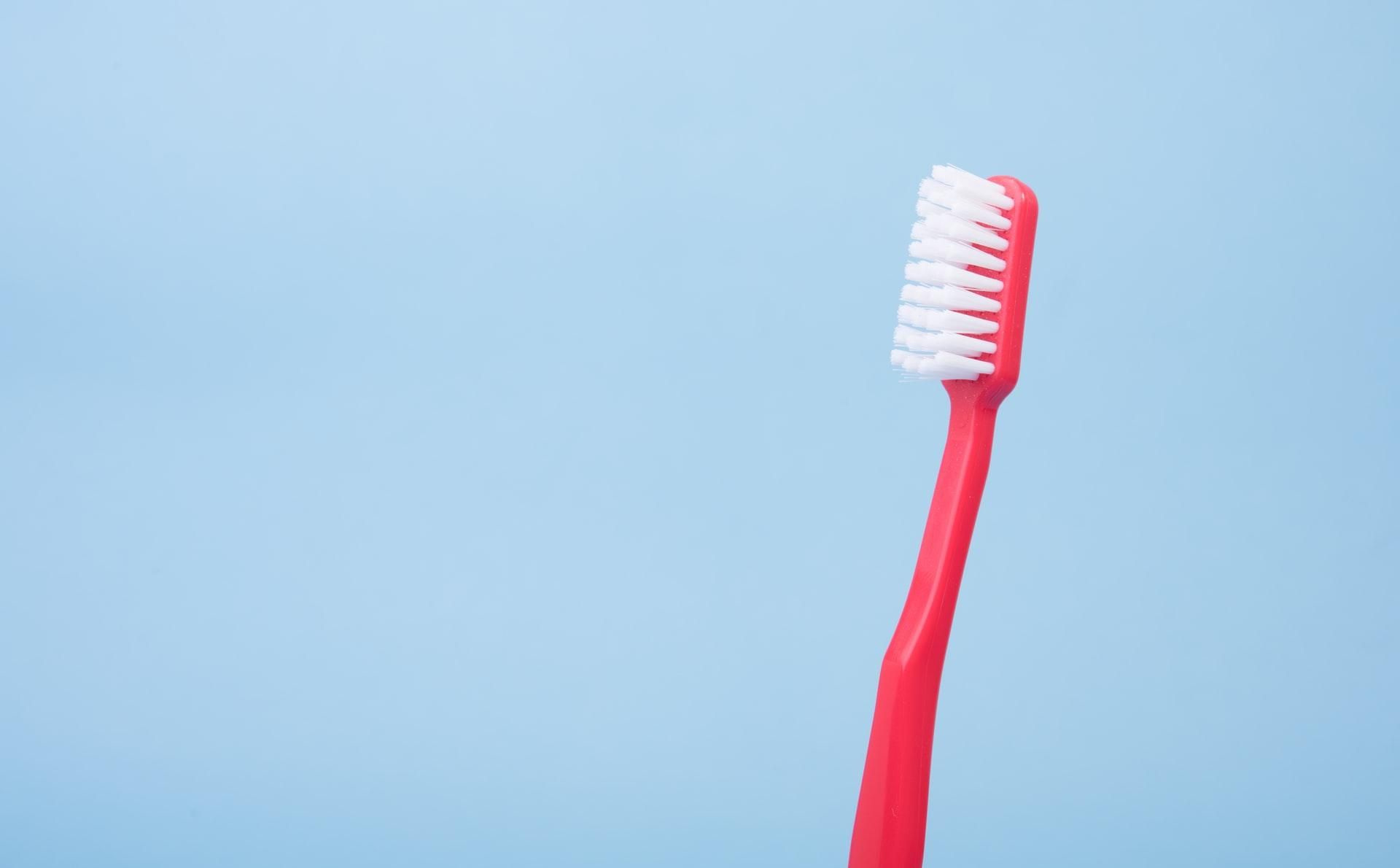 Чи потрібно мочити щітку перед чищенням зубів – правила