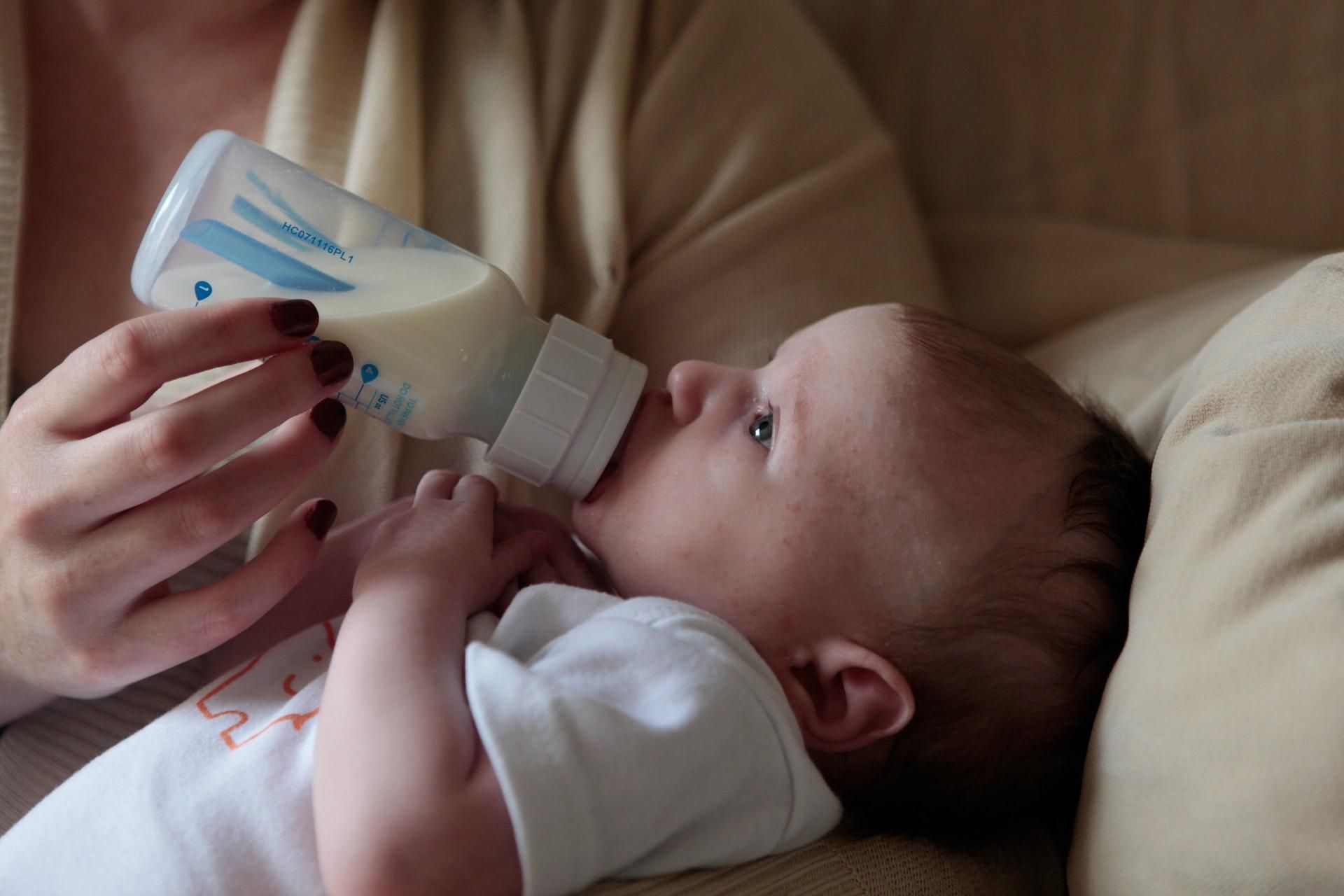 Немовлята, яких годують з пляшечок, поглинають мільйони мікропластиків: дослідження
