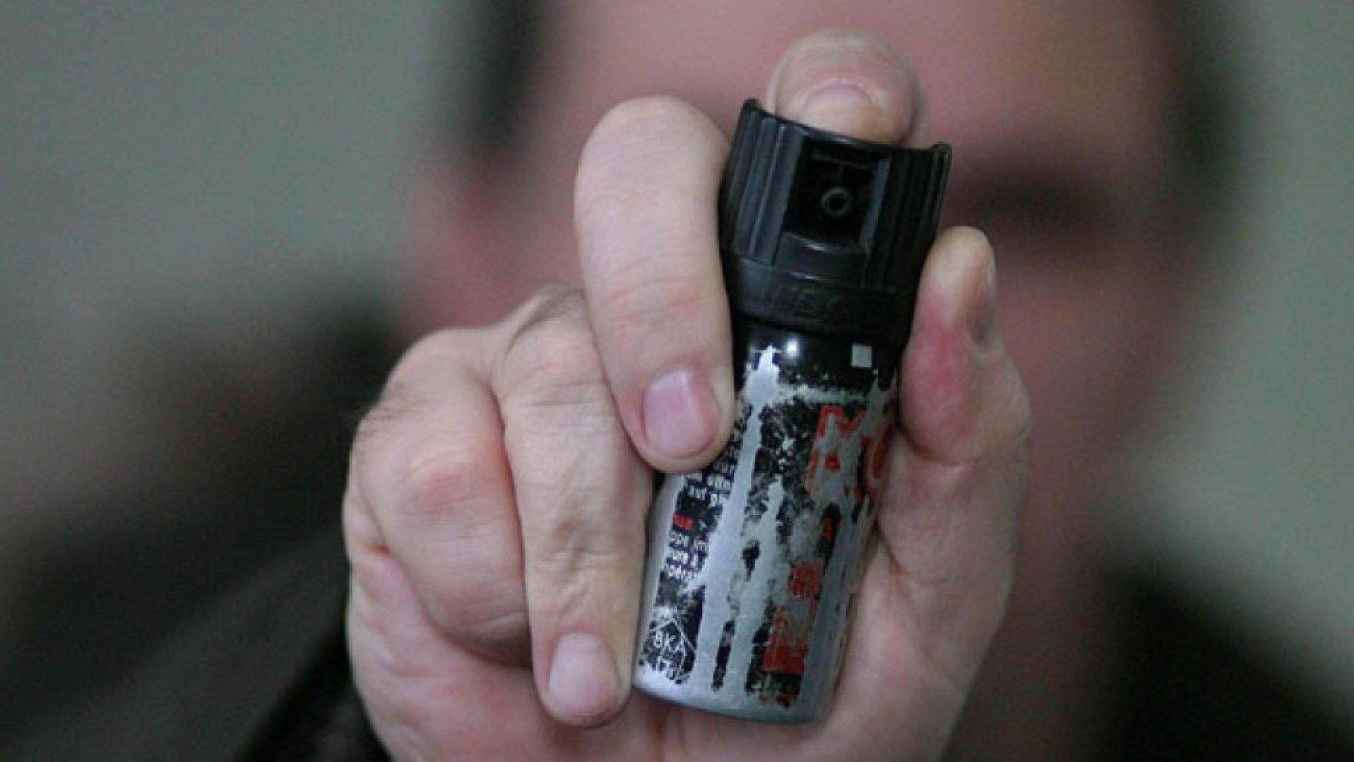 У Німеччині дідусь за допомогою перцевого балончика "тримав соціальну дистанцію" У Німеччині дідусь за допомогою перцевого балончика "тримав соціальну дистанцію"