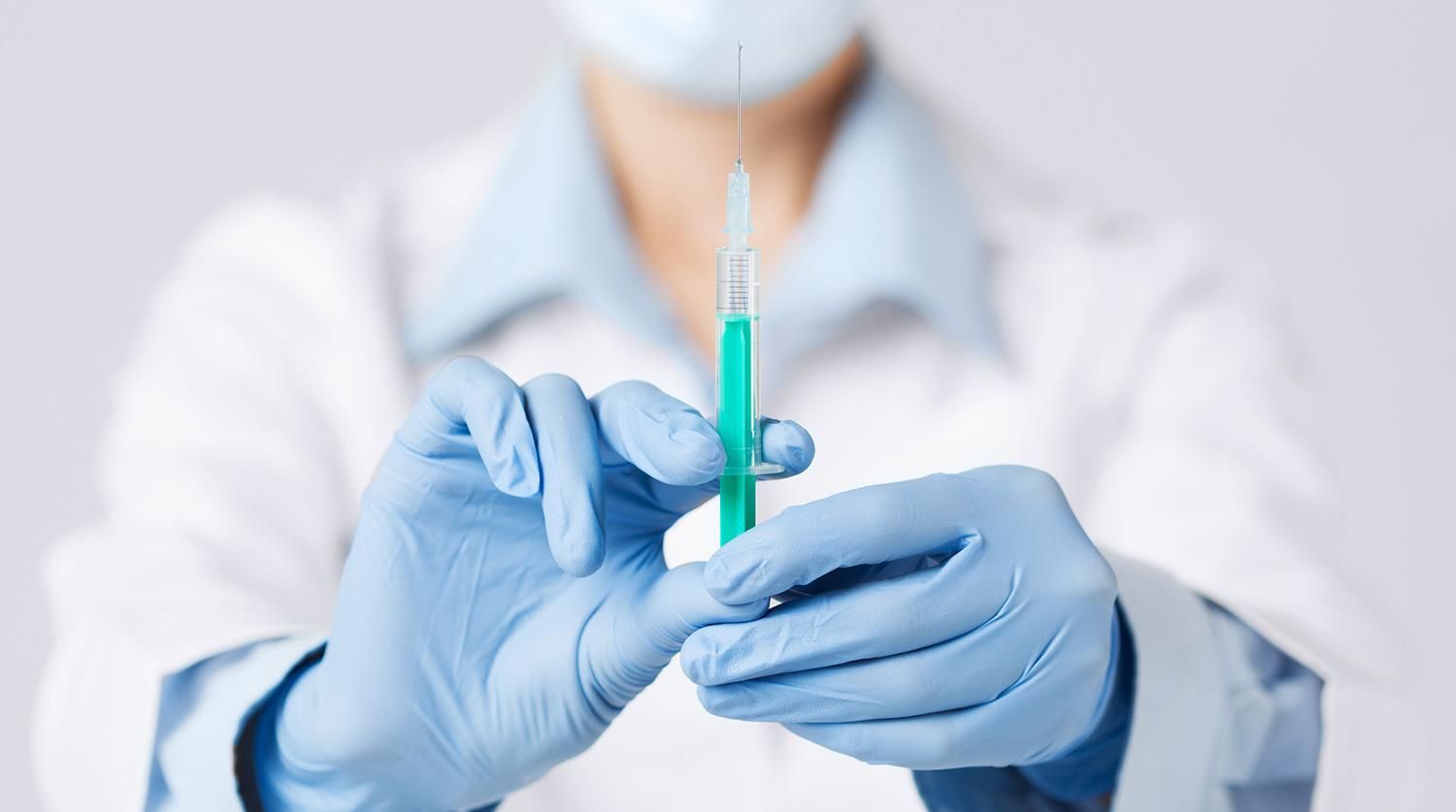 Дві компанії у США відновлюють випробування вакцини від COVID-19