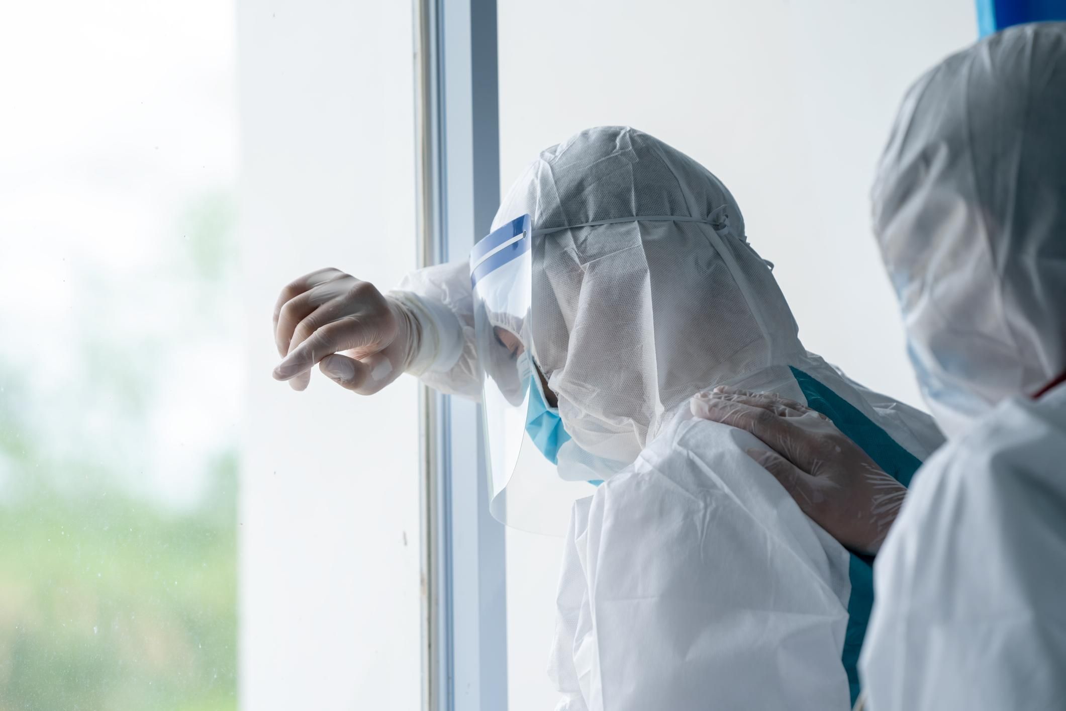В Северодонецке медики, больные COVID-19, лечат пациентов из-за нехватки персонала