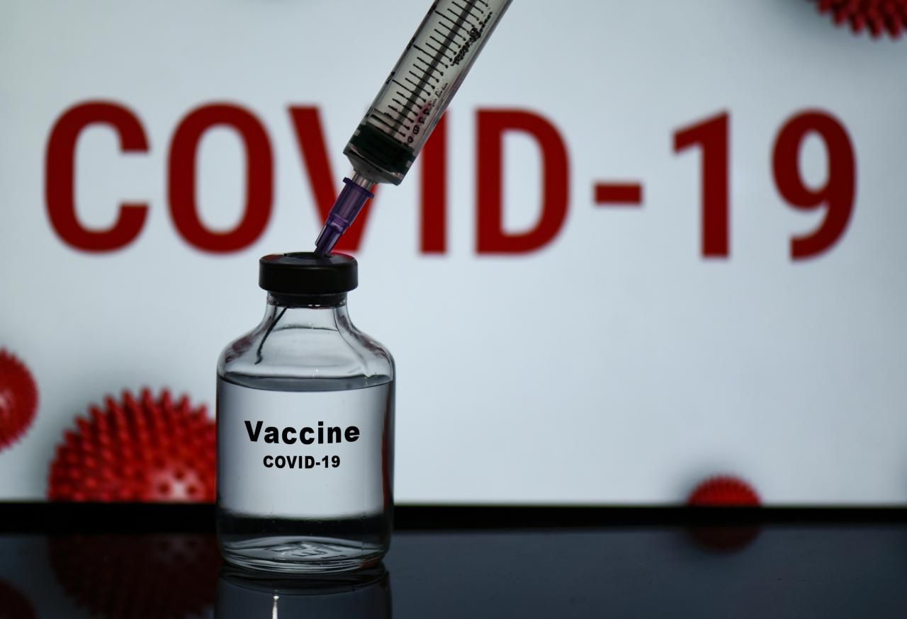 Оксфордская вакцина против COVID-19 подойдет и молодежи: когда будет последний этап испытаний
