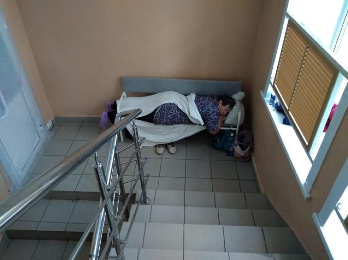 В российской больнице пациентов с COVID-19 вложили между лестницей