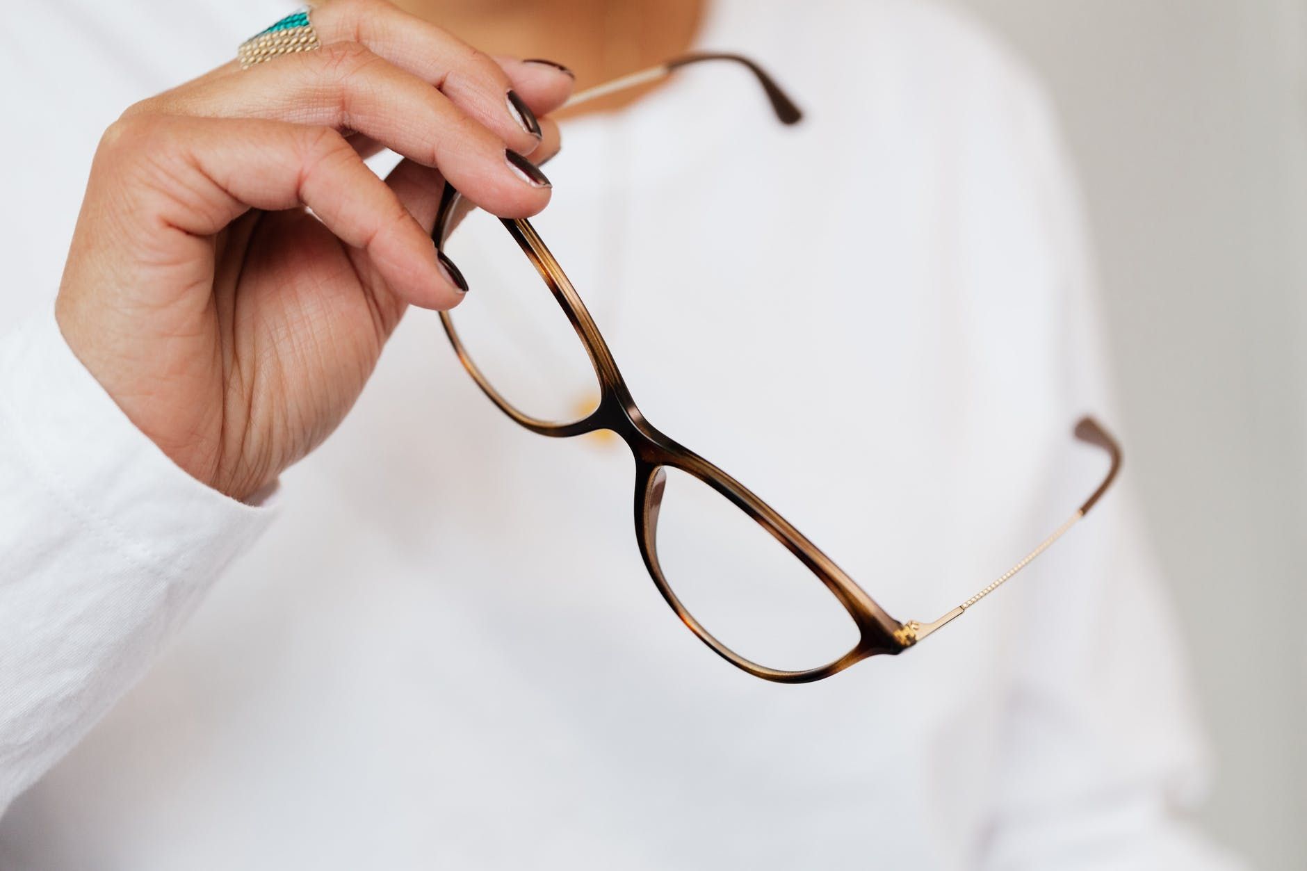 Может ли стресс влиять на зрение: как избежать осложнений
