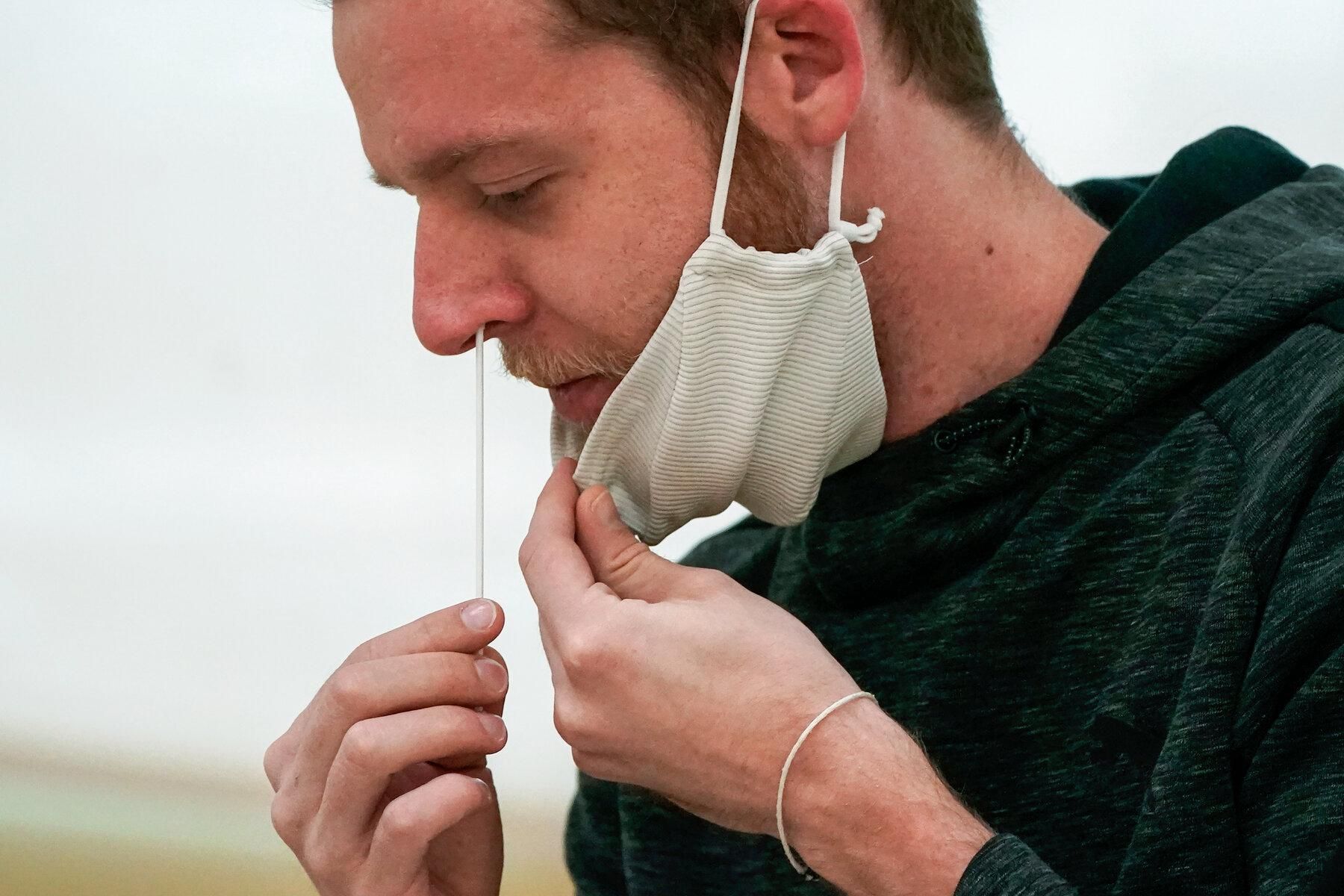 У США схвалили перший тест на COVID-19, який можна зробити вдома самостійно У США схвалили перший тест на COVID-19, який можна зробити вдома самостійно