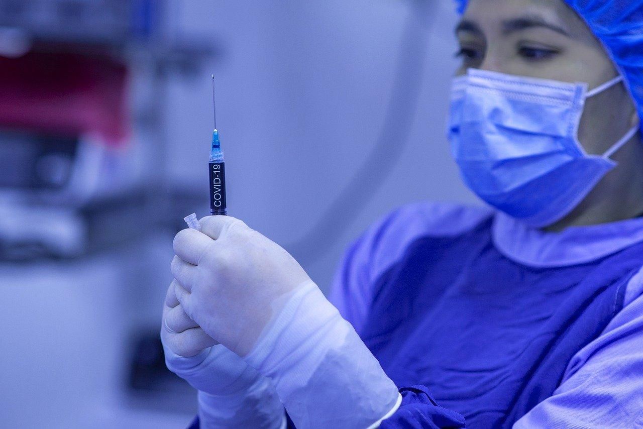 Россияне заявили, что эффективность их вакцины против COVID-19 уже не 91,4, а более 95%