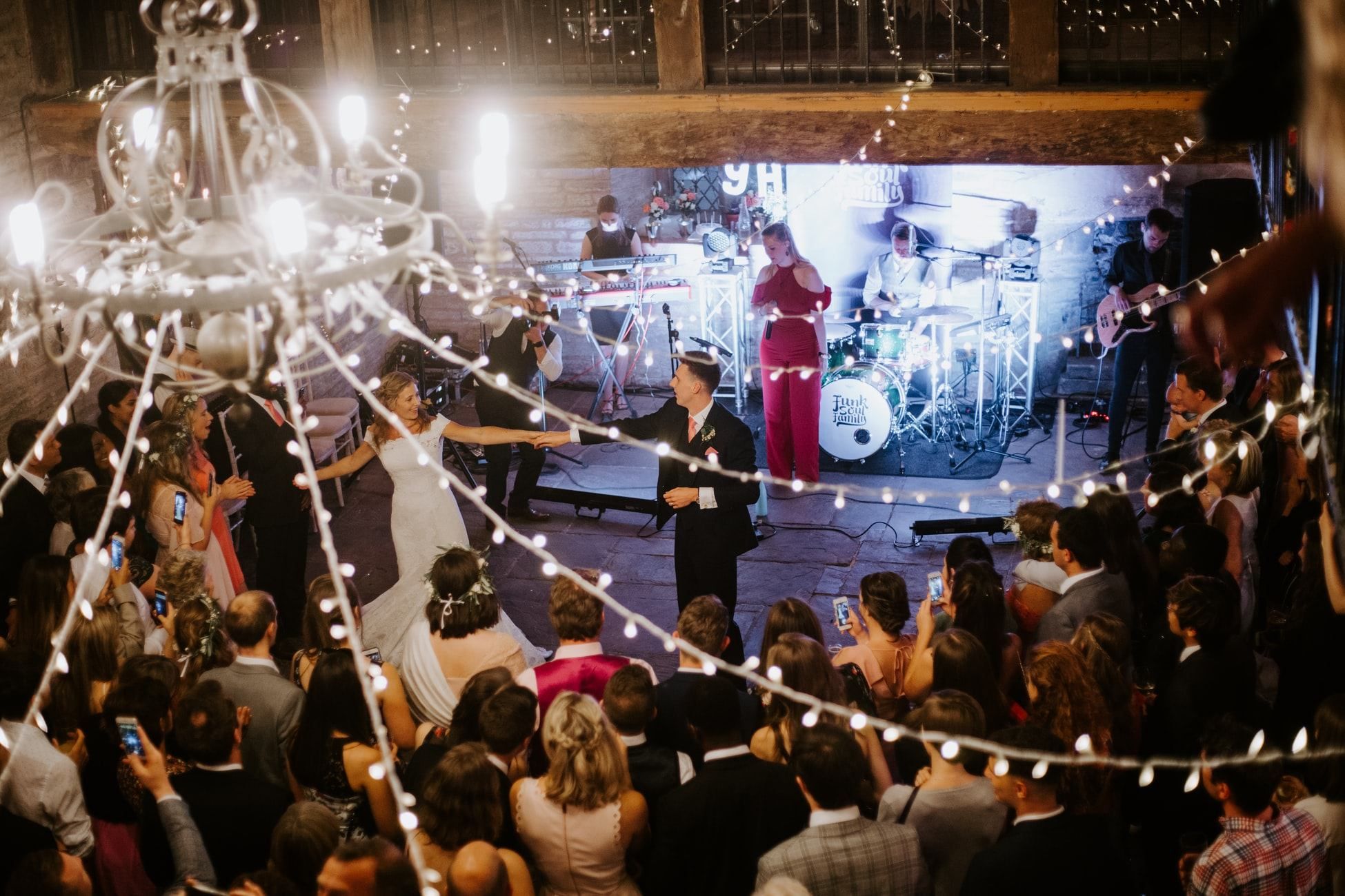 Одне весілля, 177 хворих, 7 померлих: наочно про те, як поширюється коронавірус Одне весілля, 177 хворих, 7 померлих: наочно про те, як поширюється коронавірус