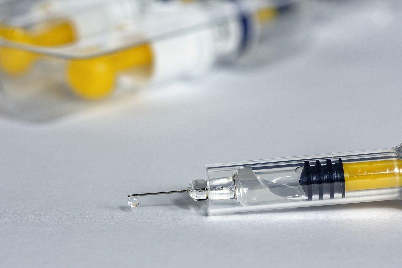 Британия первой начинает массовую вакцинацию против COVID-19: подробности