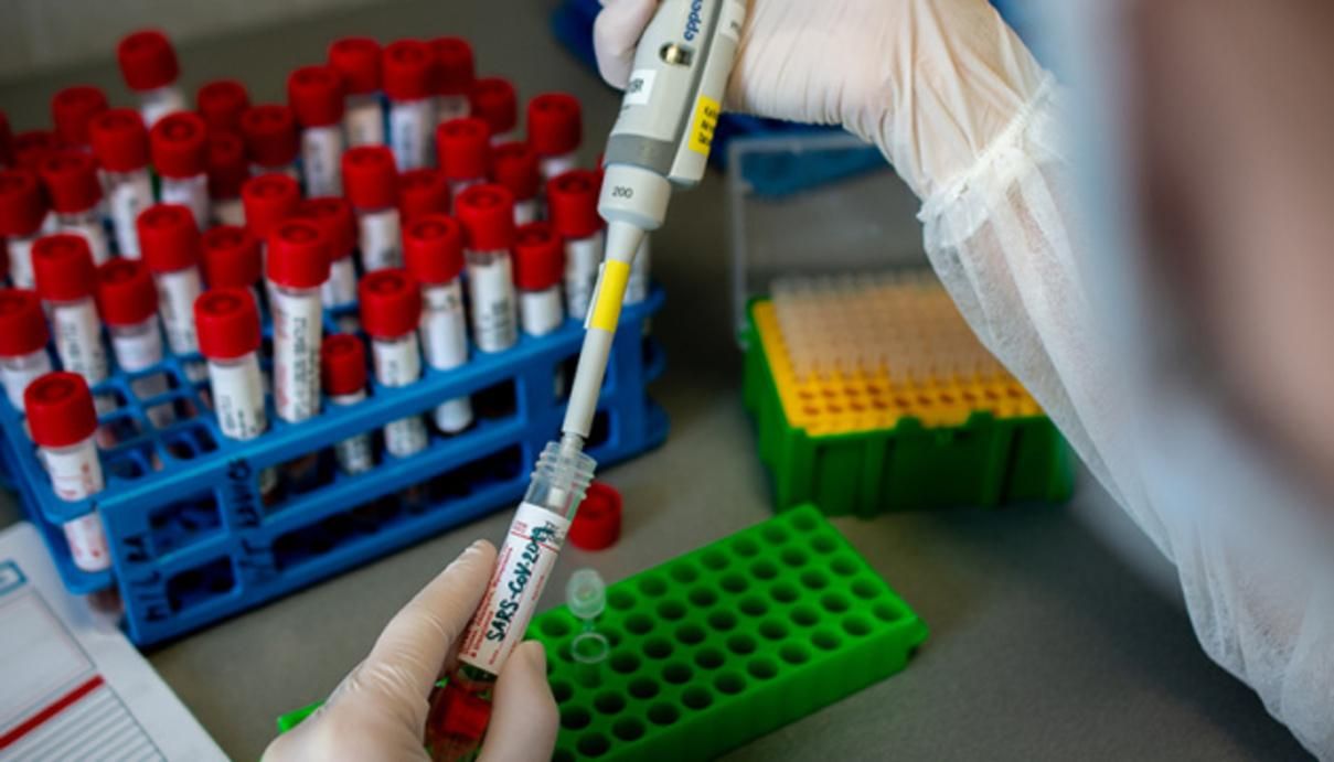 В Україні за добу на коронавірус захворіли 12 585 людей: деталі