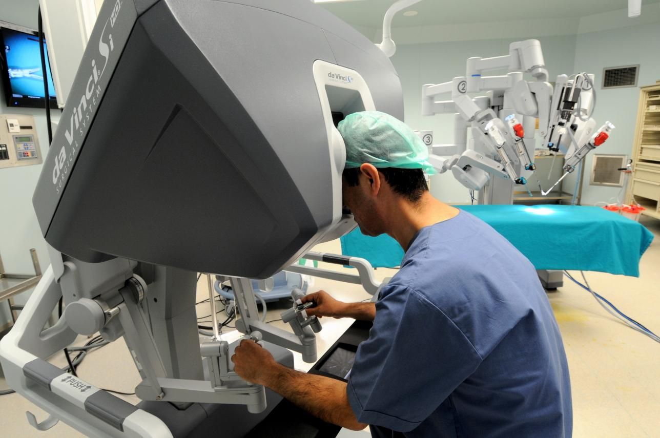 Большой прорыв для хирургии: во Львове робот Da Vinci прооперировал человека – фото