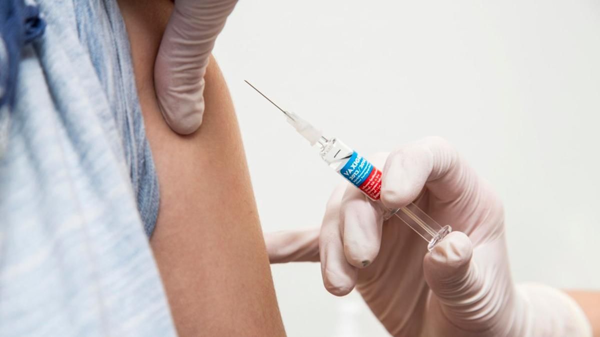 Теории заговора или "рога на голове": почему украинцы боятся вакцинироваться от COVID-19