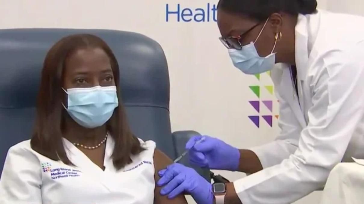 Історична вакцинація: у США розпочалось масштабне щеплення проти коронавірусу Історична вакцинація: у США розпочалось масштабне щеплення проти коронавірусу