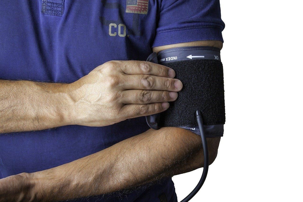Почему артериальное давление важно измерять на обеих руках: новое исследование