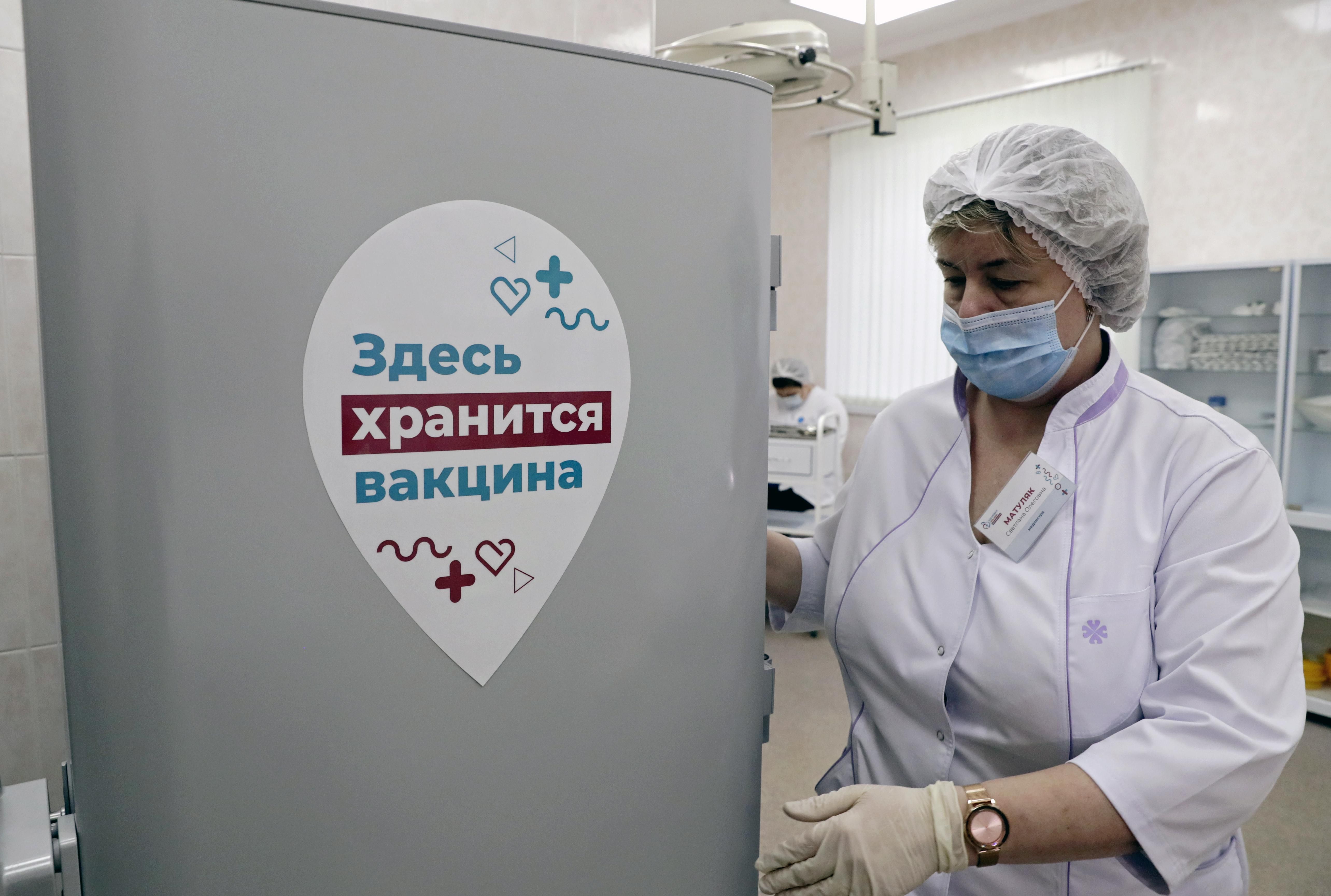 Біль і температура: росіянин описав побічні ефекти від вакцини "Супутник V"