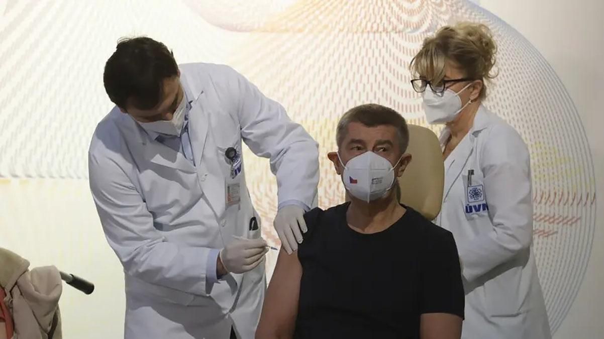 Лідери Чехії та Словаччини вакцинувались у прямому ефірі: фото, відео