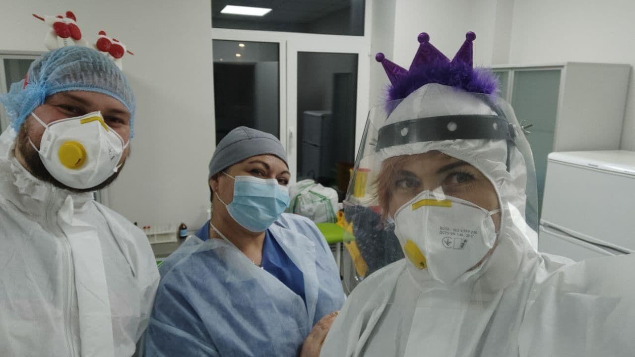 Скільки хворих на COVID-19 українців святкуватимуть Новий рік у лікарнях: святкові фото